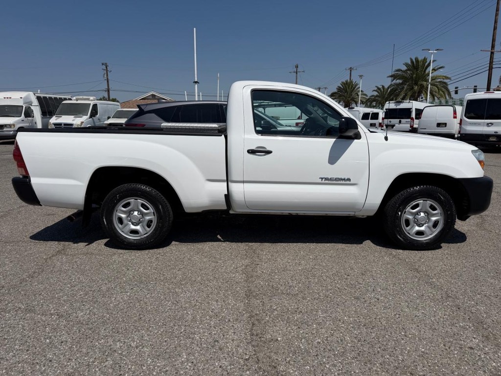 Toyota Tacoma Vehicle Full-screen Gallery Image 05