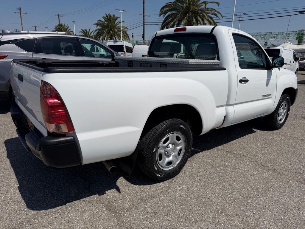 Toyota Tacoma Vehicle Full-screen Gallery Image 06