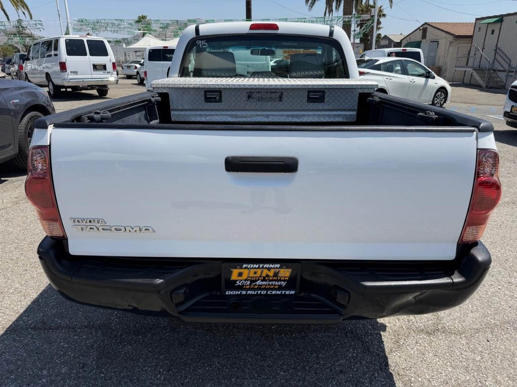 Toyota Tacoma Vehicle Full-screen Gallery Image 08