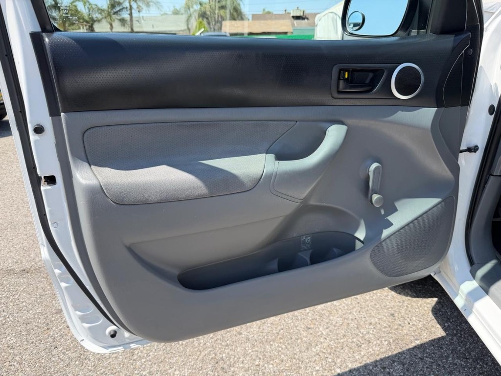 Toyota Tacoma Vehicle Full-screen Gallery Image 14