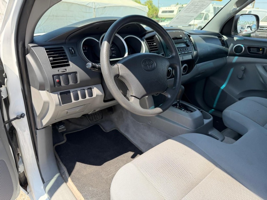 Toyota Tacoma Vehicle Full-screen Gallery Image 15