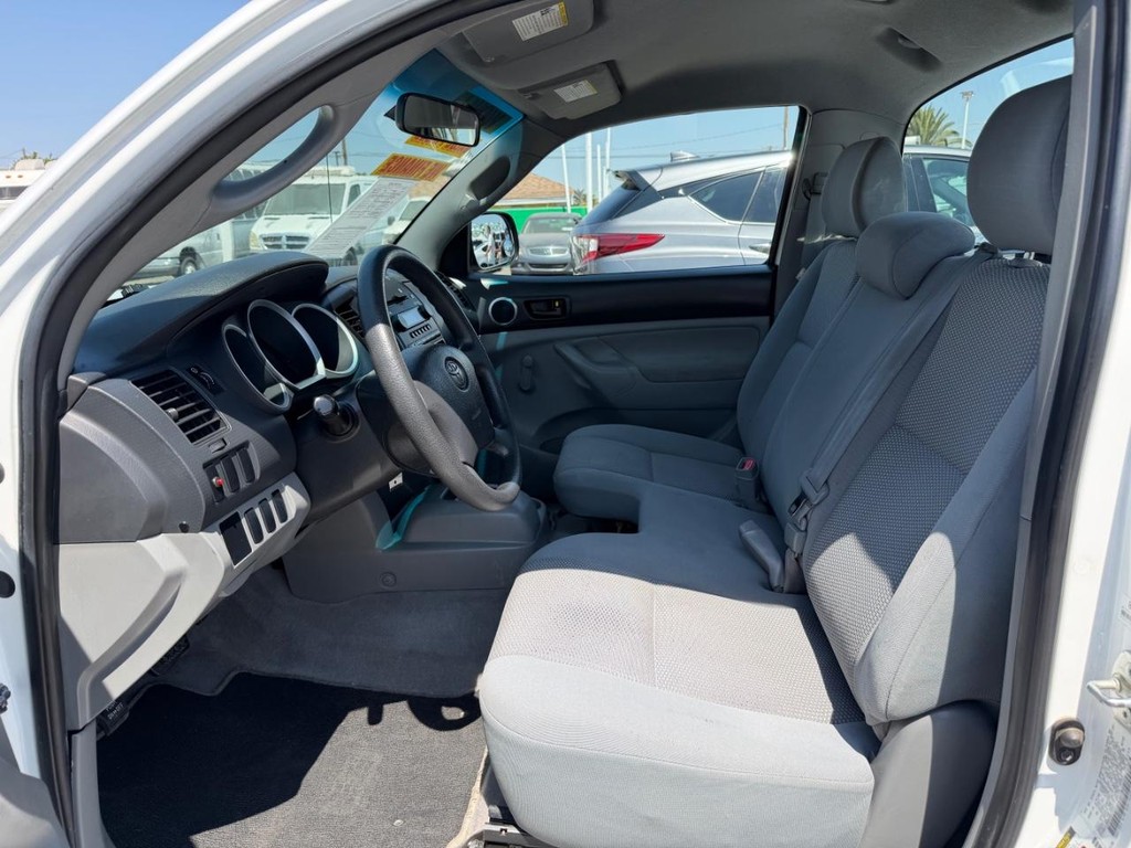 Toyota Tacoma Vehicle Full-screen Gallery Image 16