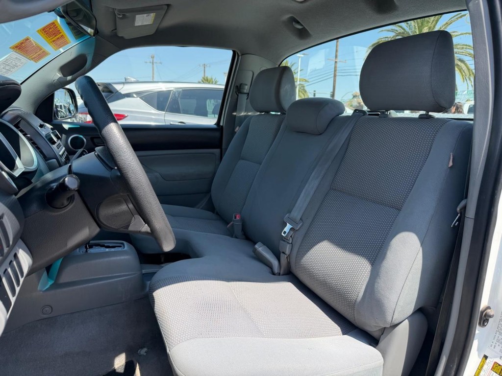 Toyota Tacoma Vehicle Full-screen Gallery Image 17