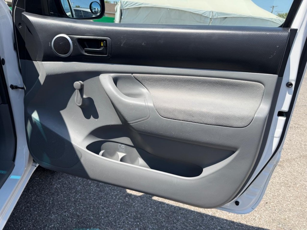 Toyota Tacoma Vehicle Full-screen Gallery Image 18