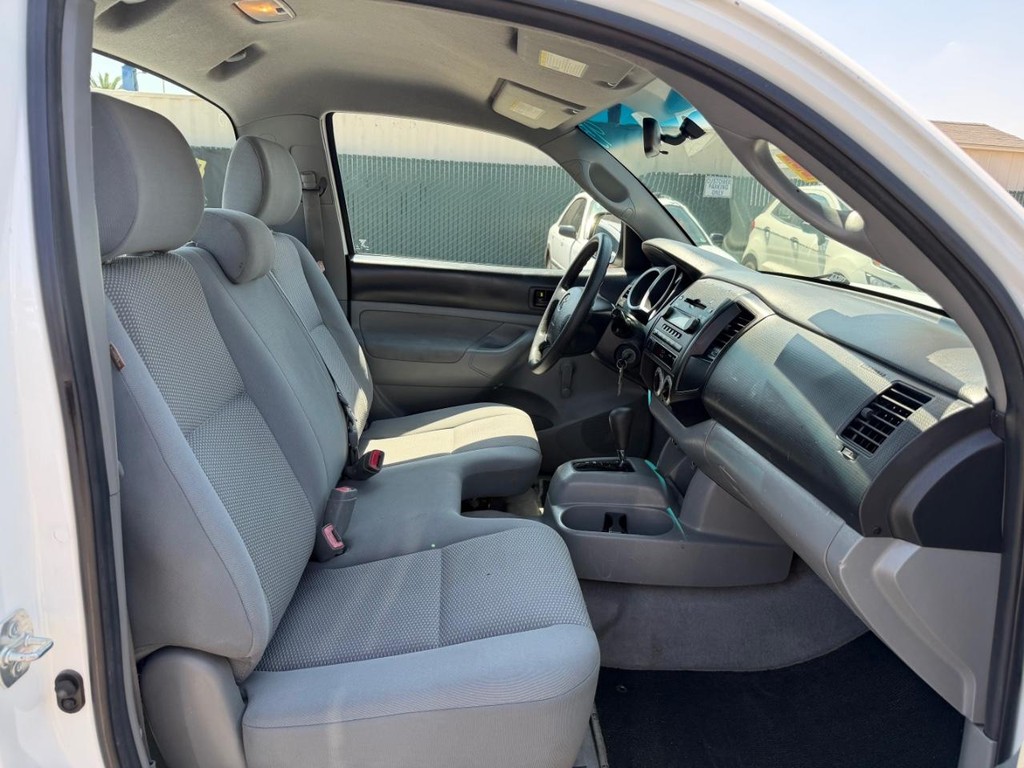 Toyota Tacoma Vehicle Full-screen Gallery Image 19