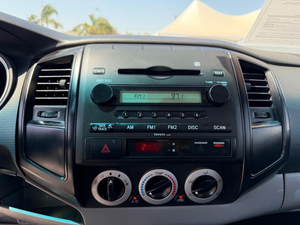 Toyota Tacoma Vehicle Full-screen Gallery Image 21