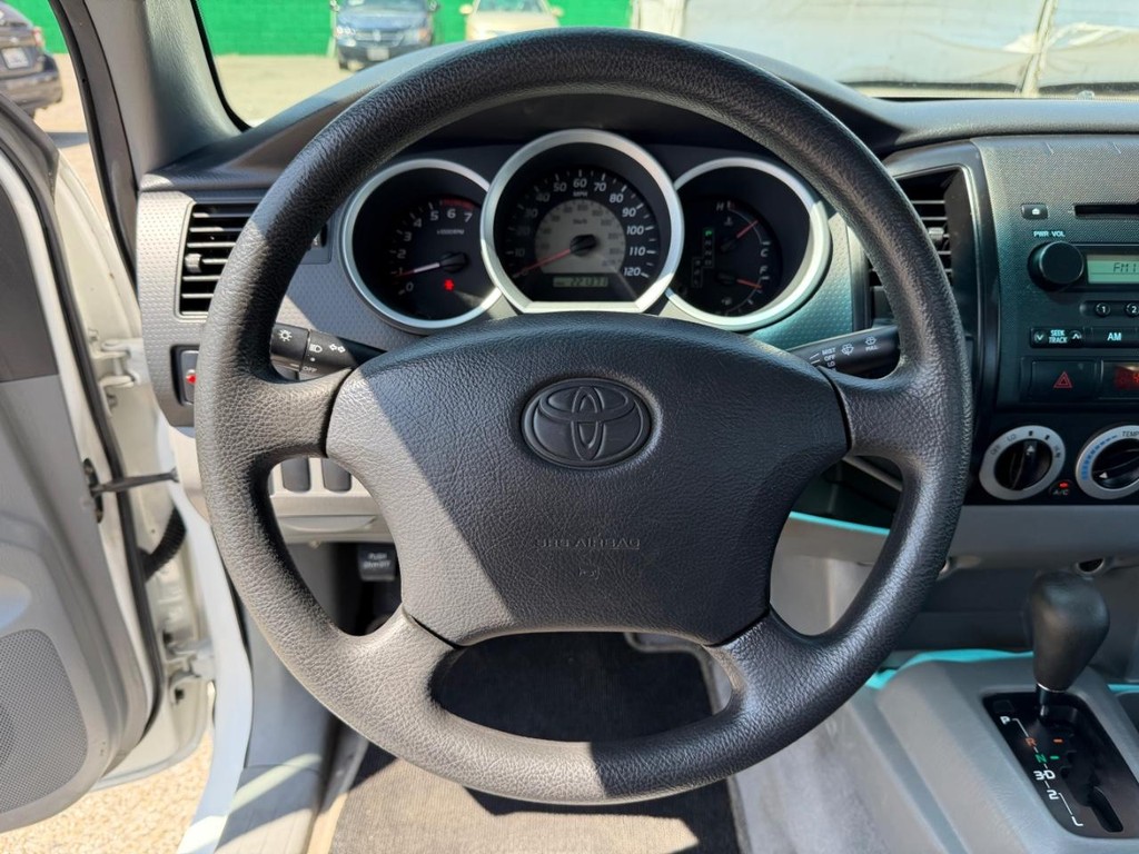 Toyota Tacoma Vehicle Full-screen Gallery Image 22