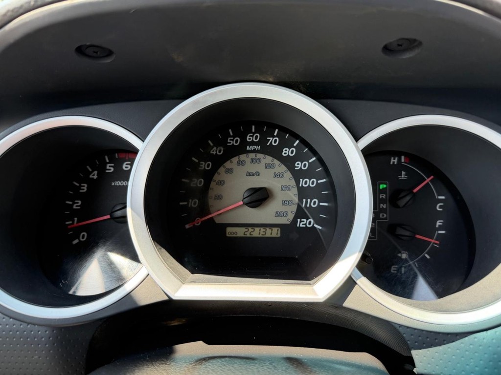 Toyota Tacoma Vehicle Full-screen Gallery Image 23