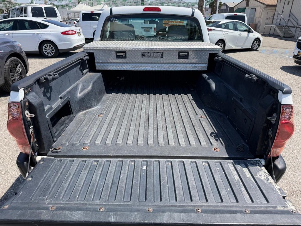 Toyota Tacoma Vehicle Full-screen Gallery Image 24
