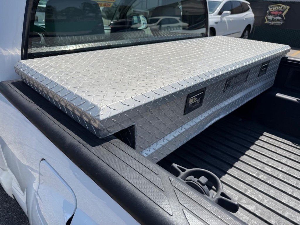 Toyota Tacoma Vehicle Full-screen Gallery Image 26