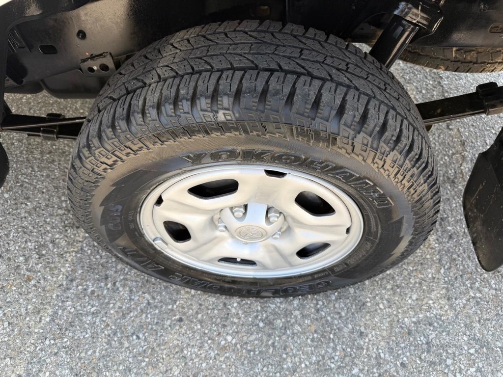 Toyota Tacoma Vehicle Full-screen Gallery Image 27