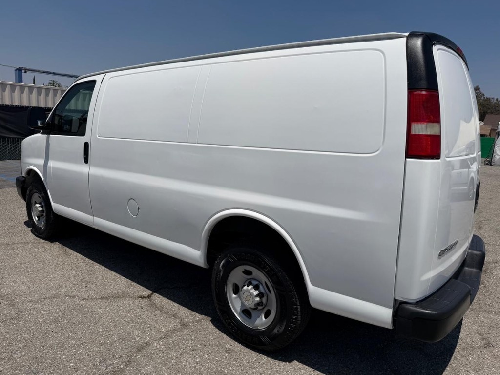 Chevrolet Express 3500 Vehicle Full-screen Gallery Image 09