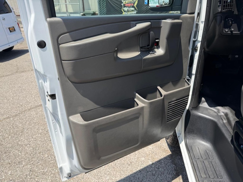 Chevrolet Express 3500 Vehicle Full-screen Gallery Image 15