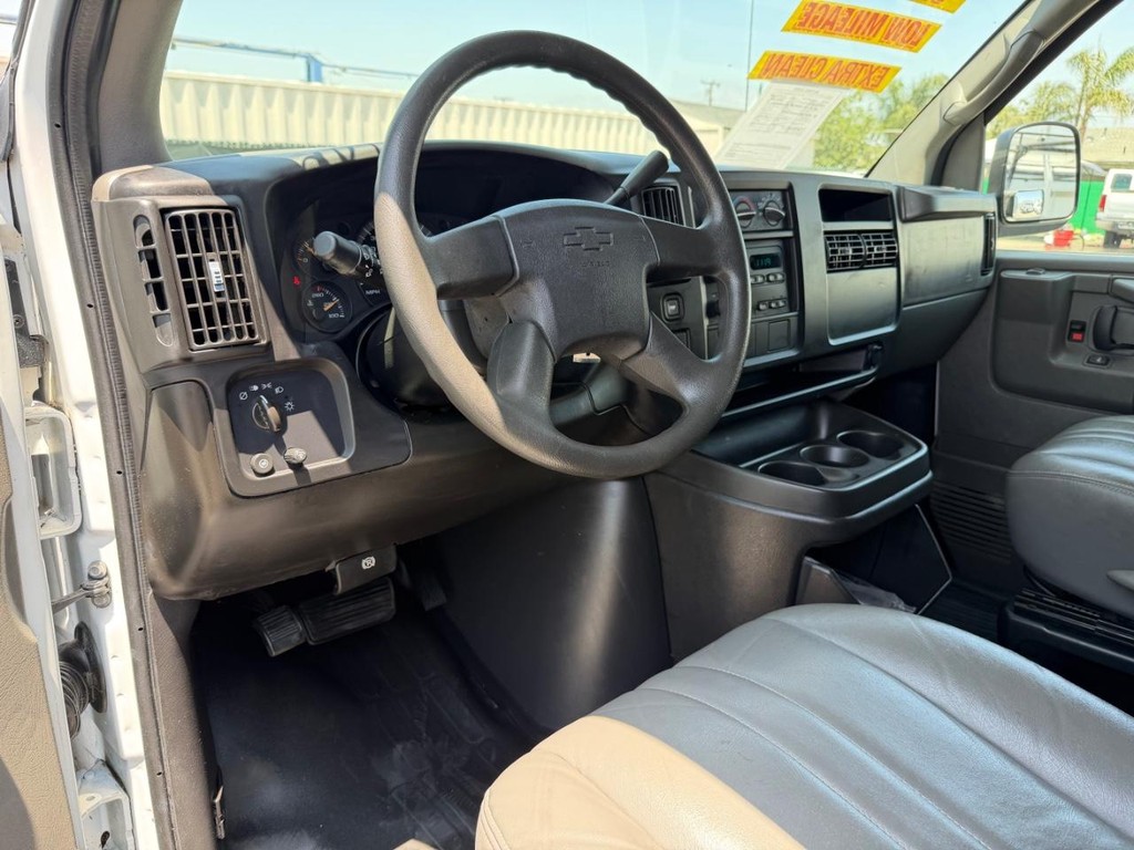 Chevrolet Express 3500 Vehicle Full-screen Gallery Image 16
