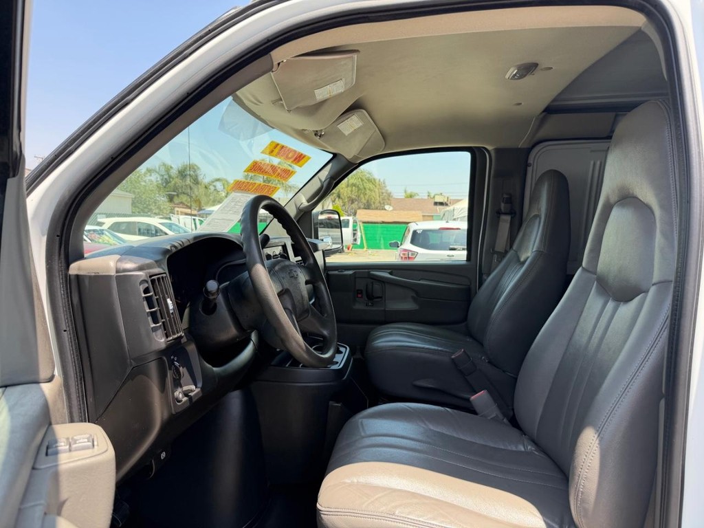 Chevrolet Express 3500 Vehicle Full-screen Gallery Image 17