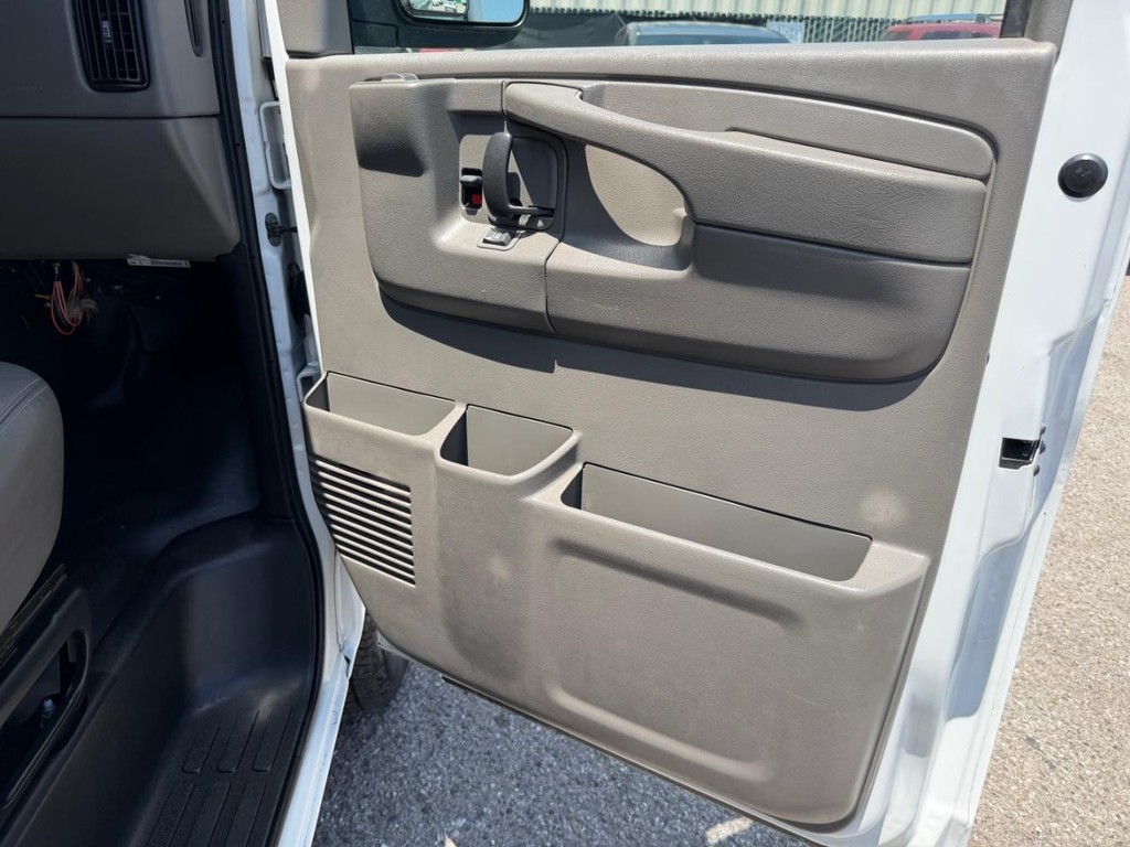 Chevrolet Express 3500 Vehicle Full-screen Gallery Image 19