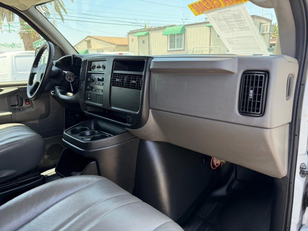 Chevrolet Express 3500 Vehicle Full-screen Gallery Image 20