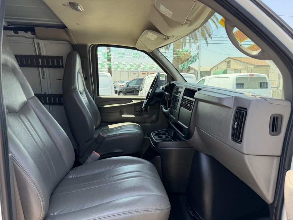 Chevrolet Express 3500 Vehicle Full-screen Gallery Image 21