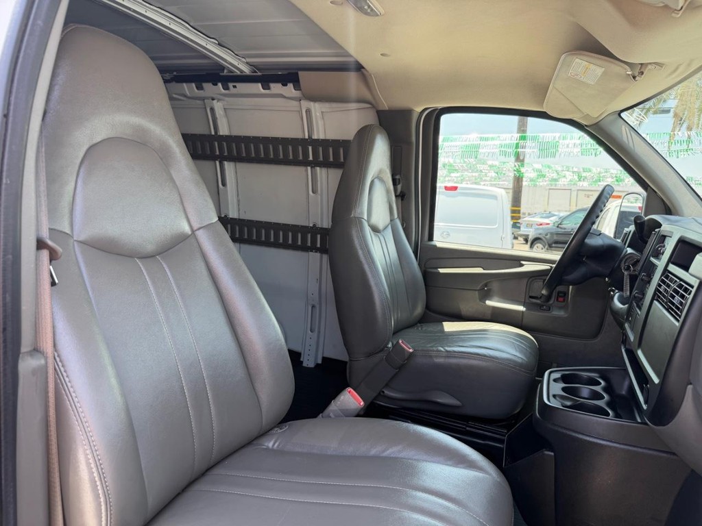 Chevrolet Express 3500 Vehicle Full-screen Gallery Image 22