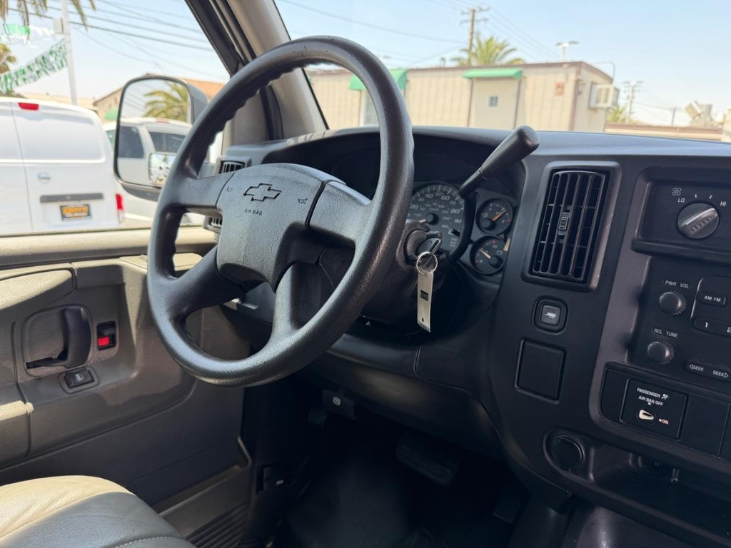 Chevrolet Express 3500 Vehicle Full-screen Gallery Image 23