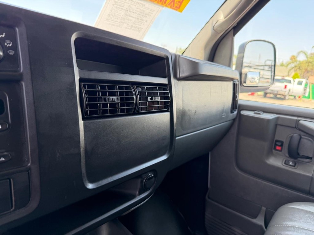 Chevrolet Express 3500 Vehicle Full-screen Gallery Image 25