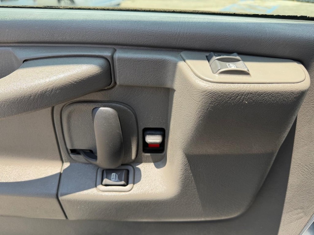 Chevrolet Express 3500 Vehicle Full-screen Gallery Image 26