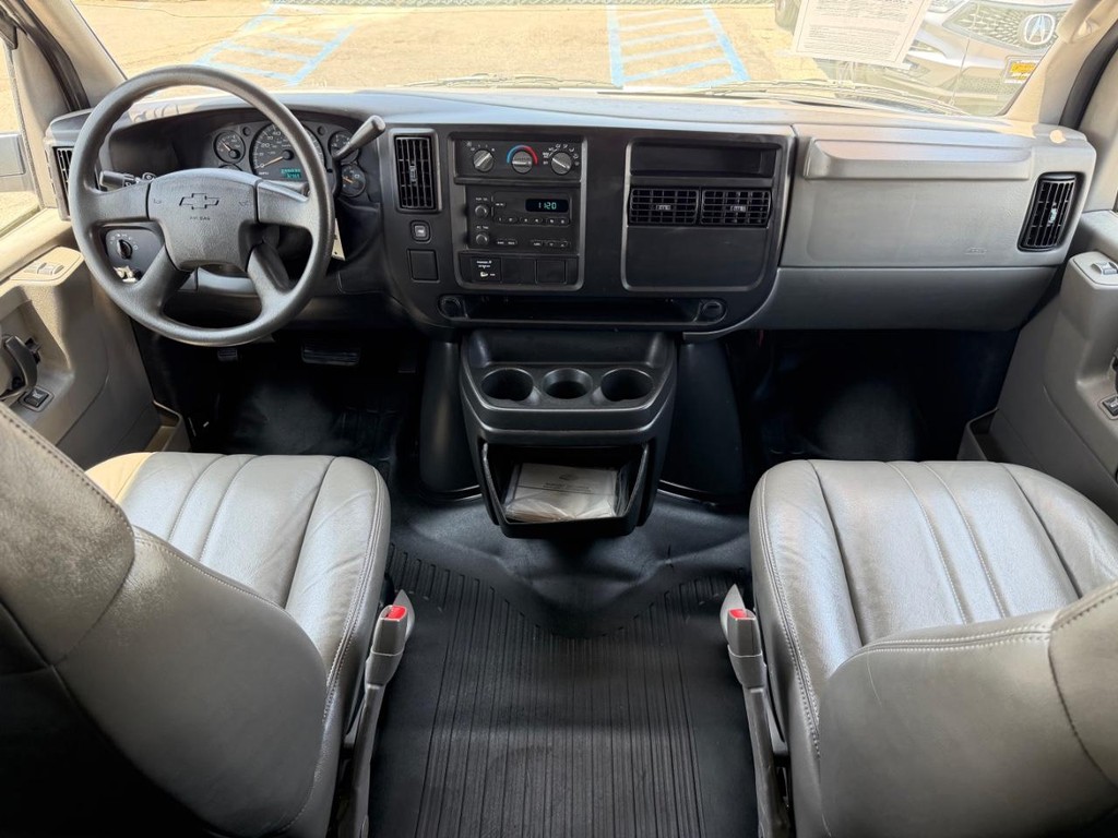 Chevrolet Express 3500 Vehicle Full-screen Gallery Image 29