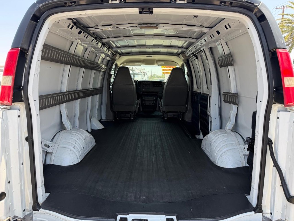 Chevrolet Express 3500 Vehicle Full-screen Gallery Image 30
