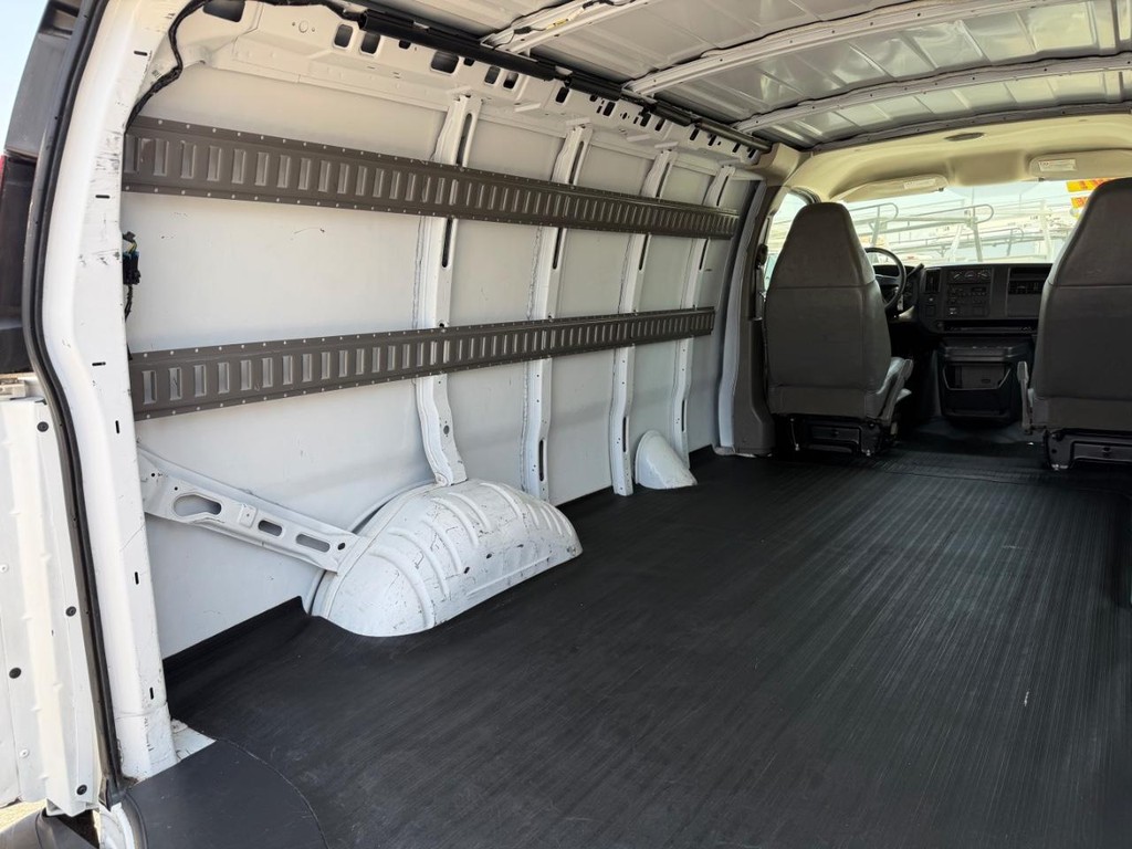 Chevrolet Express 3500 Vehicle Full-screen Gallery Image 31