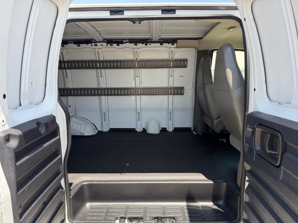 Chevrolet Express 3500 Vehicle Full-screen Gallery Image 33
