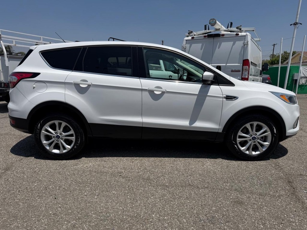 Ford Escape Vehicle Full-screen Gallery Image 05