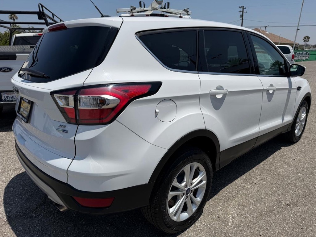 Ford Escape Vehicle Full-screen Gallery Image 06