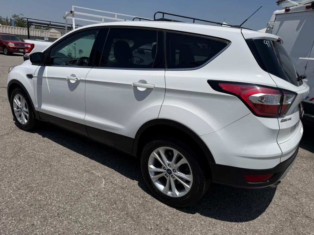 Ford Escape Vehicle Full-screen Gallery Image 09