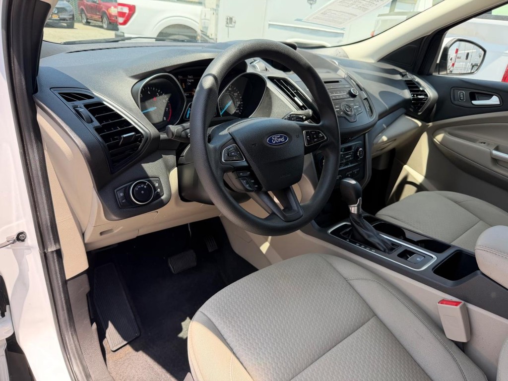 Ford Escape Vehicle Full-screen Gallery Image 16