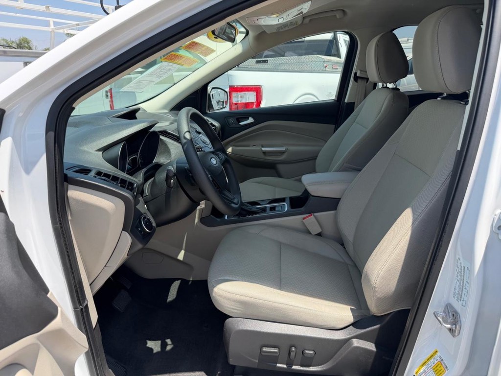 Ford Escape Vehicle Full-screen Gallery Image 17