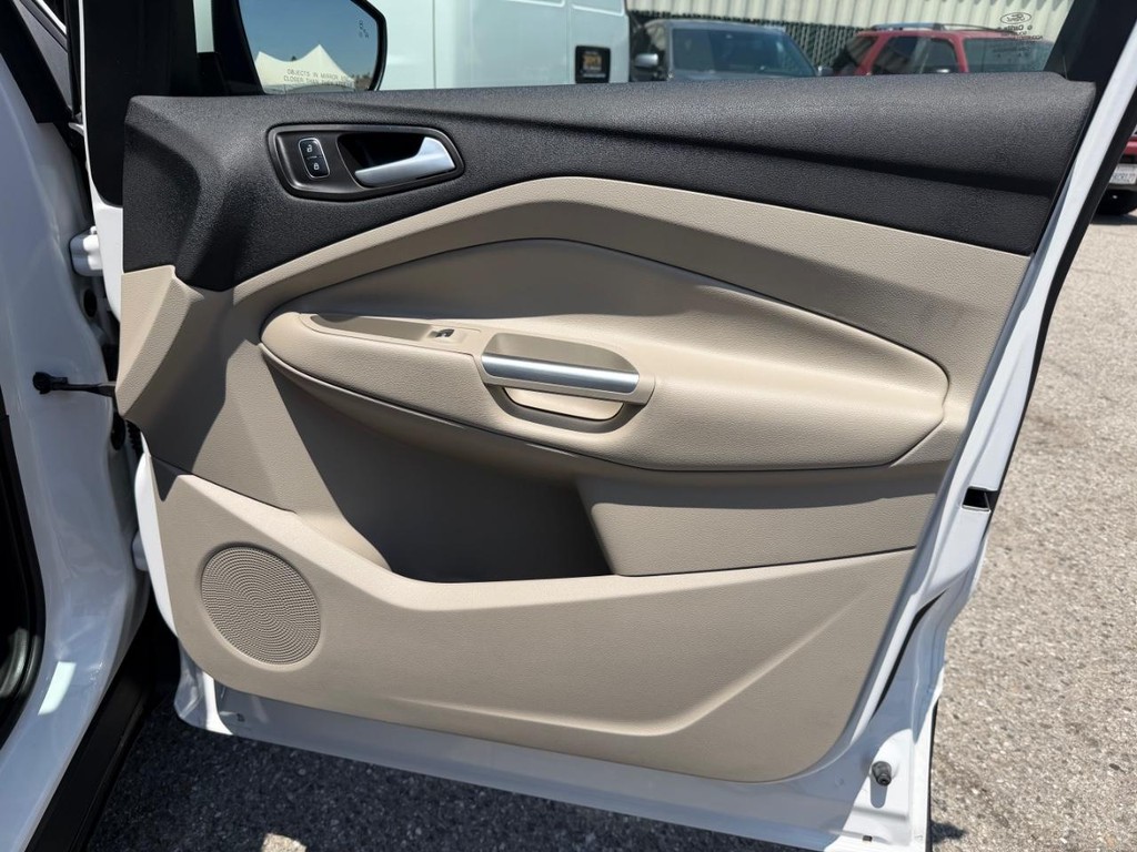 Ford Escape Vehicle Full-screen Gallery Image 19