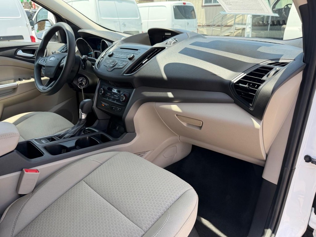 Ford Escape Vehicle Full-screen Gallery Image 20