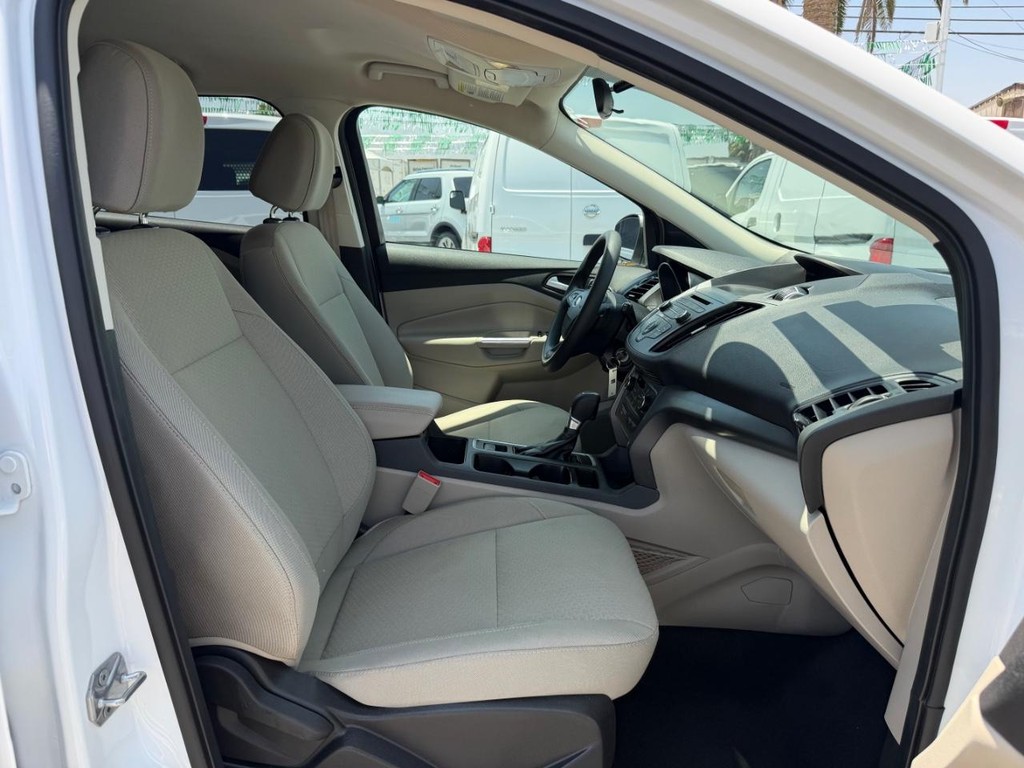 Ford Escape Vehicle Full-screen Gallery Image 21