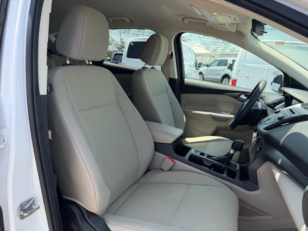 Ford Escape Vehicle Full-screen Gallery Image 22