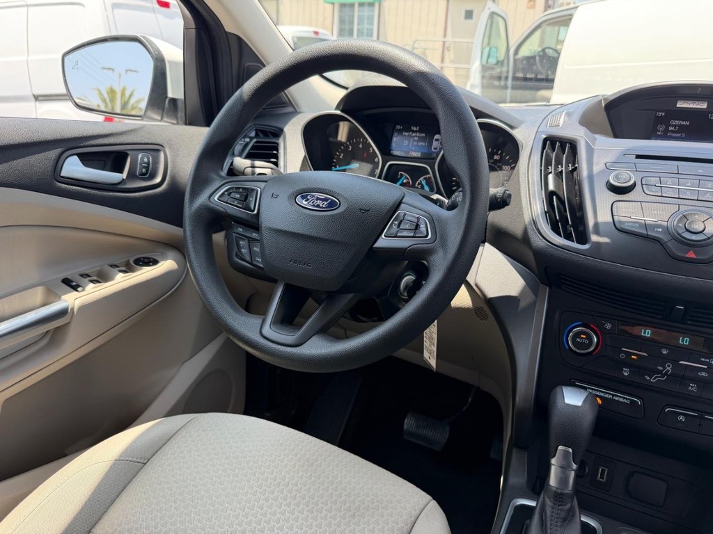 Ford Escape Vehicle Full-screen Gallery Image 24