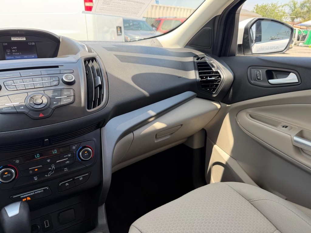 Ford Escape Vehicle Full-screen Gallery Image 26