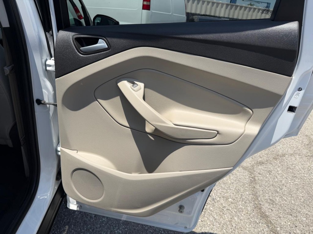 Ford Escape Vehicle Full-screen Gallery Image 31