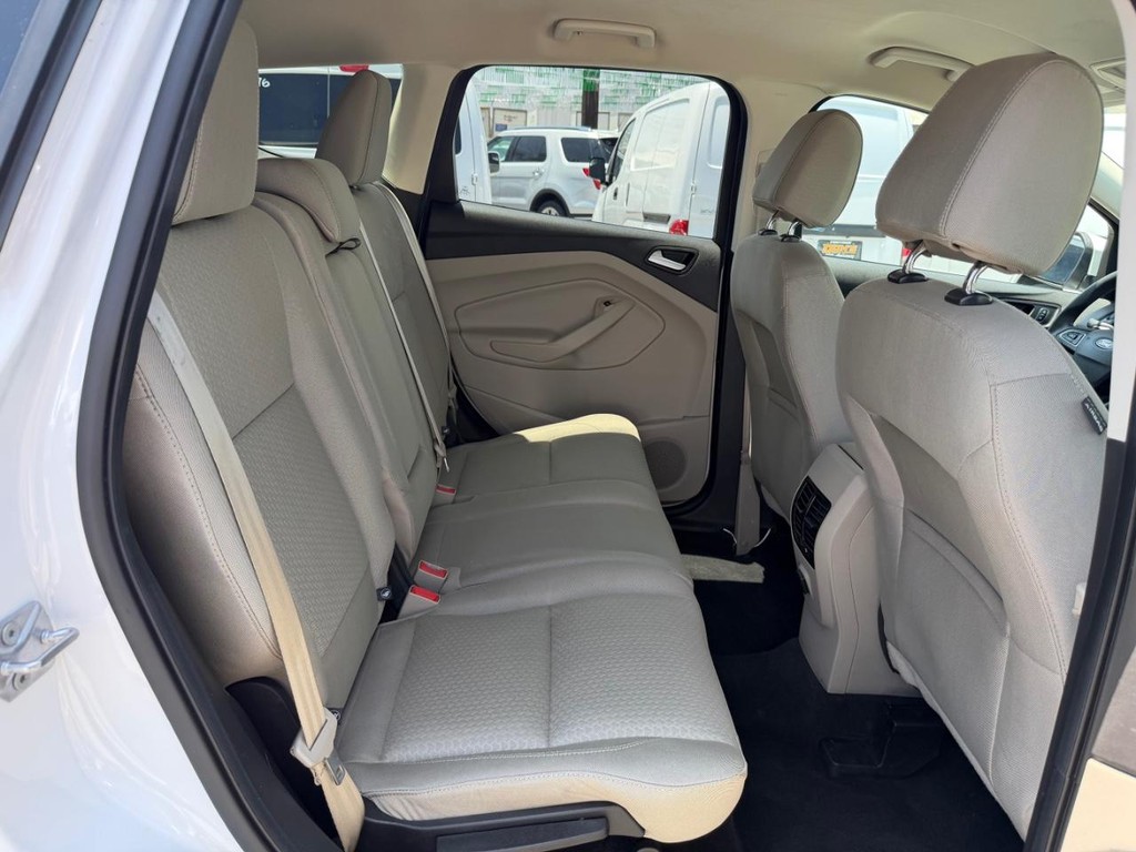 Ford Escape Vehicle Full-screen Gallery Image 32