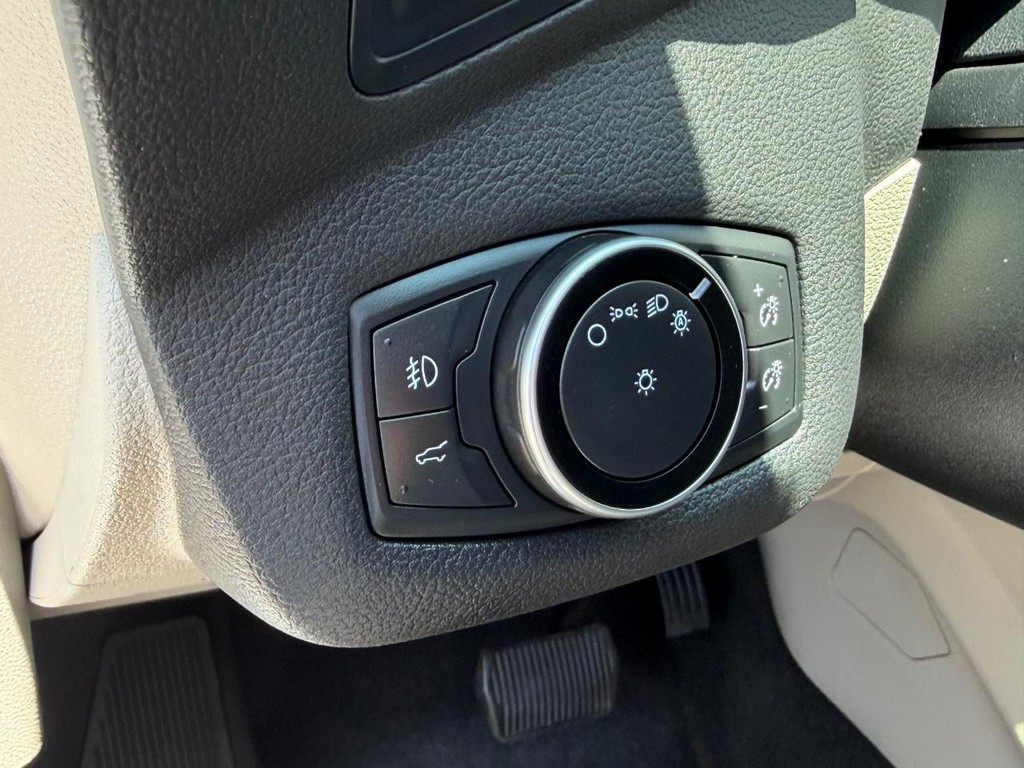 Ford Escape Vehicle Full-screen Gallery Image 36