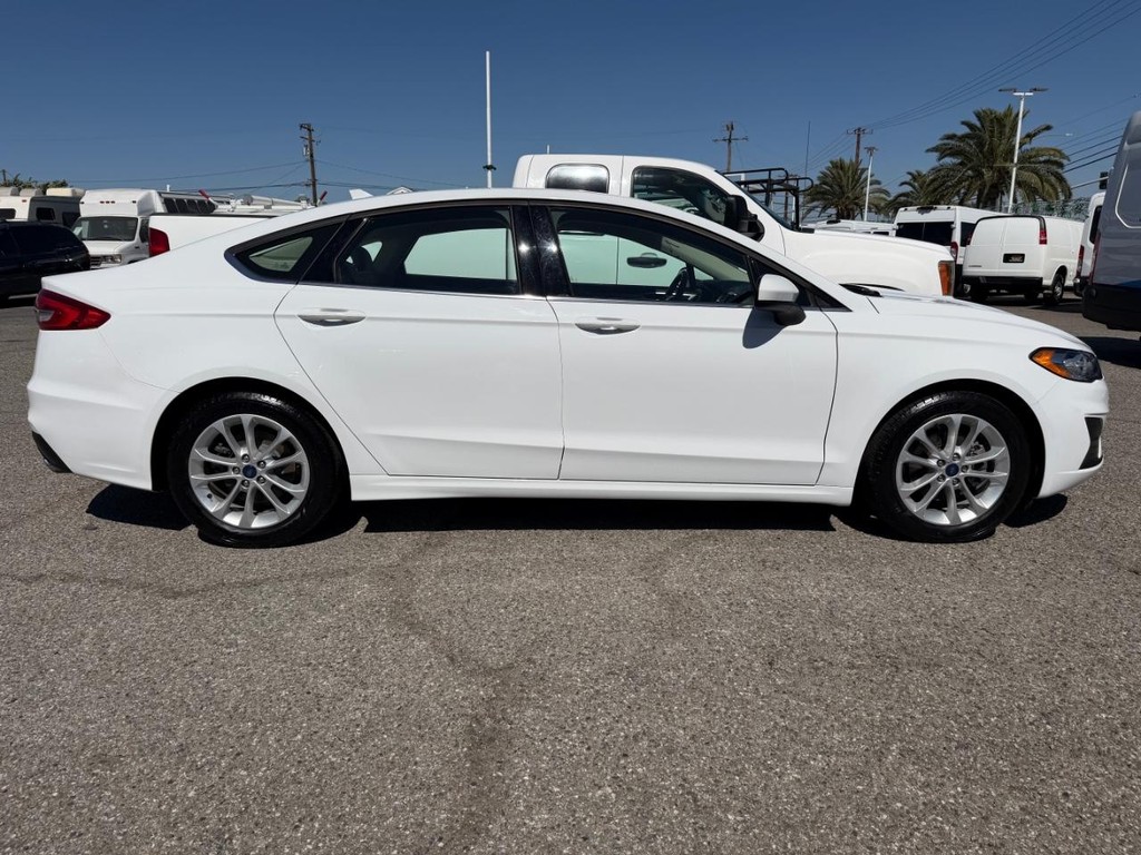 Ford Fusion Vehicle Full-screen Gallery Image 05