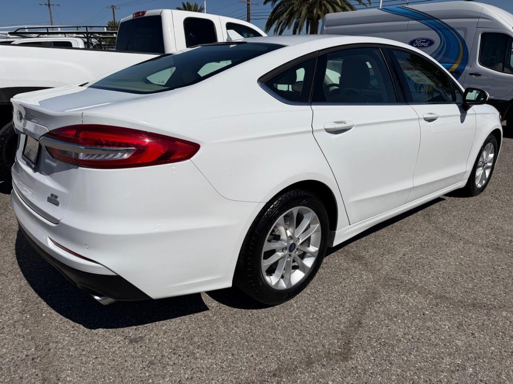 Ford Fusion Vehicle Full-screen Gallery Image 06