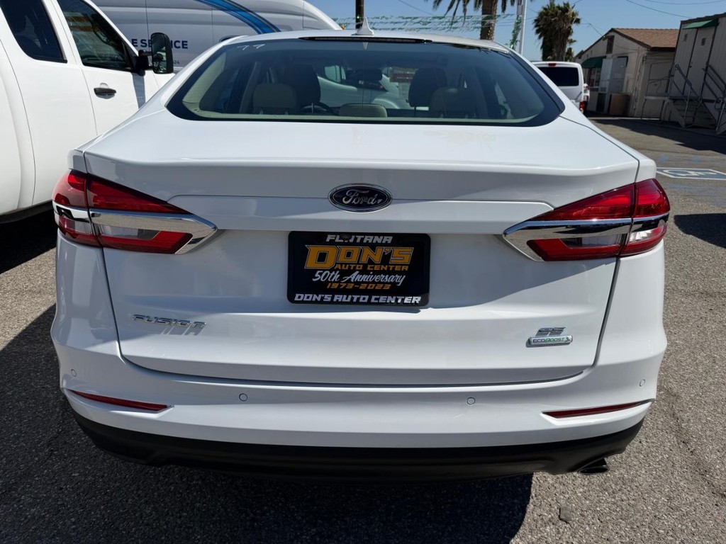 Ford Fusion Vehicle Full-screen Gallery Image 08