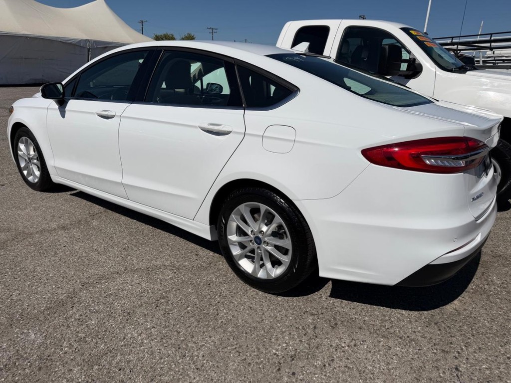 Ford Fusion Vehicle Full-screen Gallery Image 09