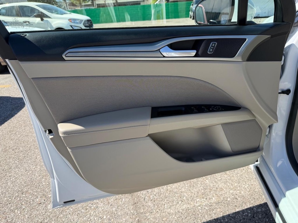 Ford Fusion Vehicle Full-screen Gallery Image 15