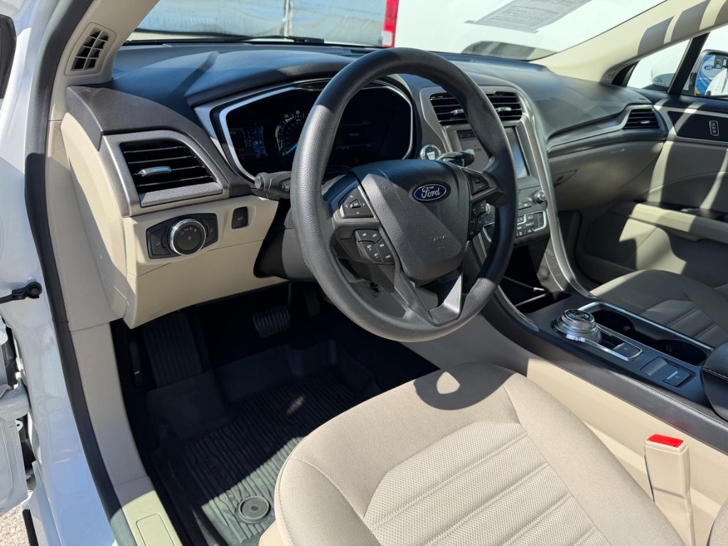 Ford Fusion Vehicle Full-screen Gallery Image 16